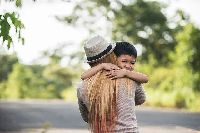 de espaldas madre con sombrero con niño