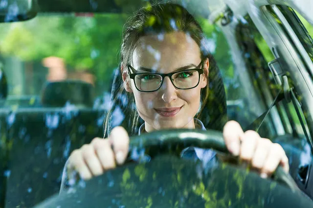 mujer al volante orgullosa