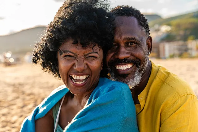 pareja de ancianos sonrie en la playa